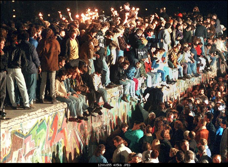 Klicke auf die Grafik fr eine grere Ansicht 

Name:	Mauerfall-Berliner-Mauer-DDR-9.11.1989_image_1200.jpg 
Hits:	48 
Gre:	405,5 KB 
ID:	9159