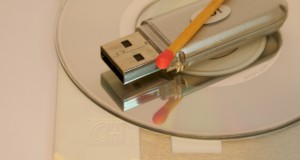 Dank USB-Sticks sind keine optischen Medien mehr zur Installation des Betriebssystems nötig (Bild: Harald Wanetschka / pixelio.de)